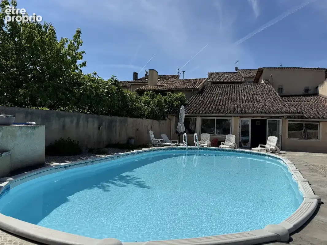 Une rénovation contemporaine pour deux maisons reliées par un patio et jardin avec piscine - photo 14