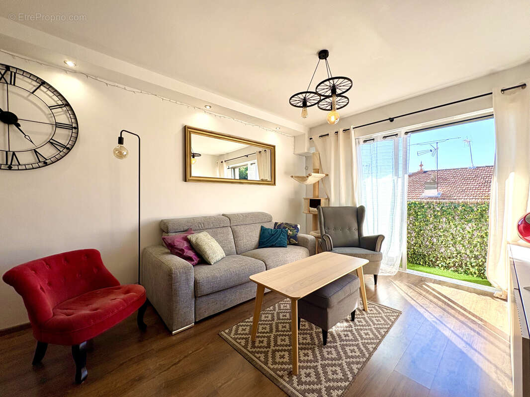 Appartement à SAINT-LAURENT-DU-VAR