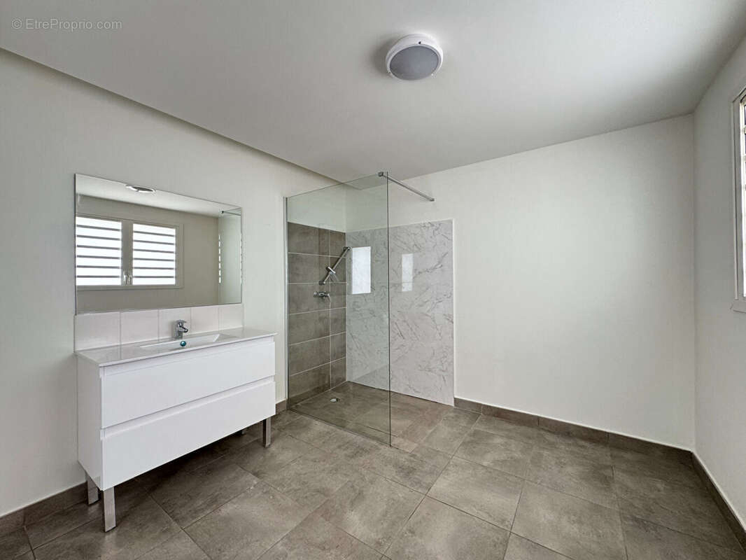 A VENDRE - Bellepierre - Appartement T4 neuf de 173 m2 de surface totale dans une copropriété de standing - photo 11