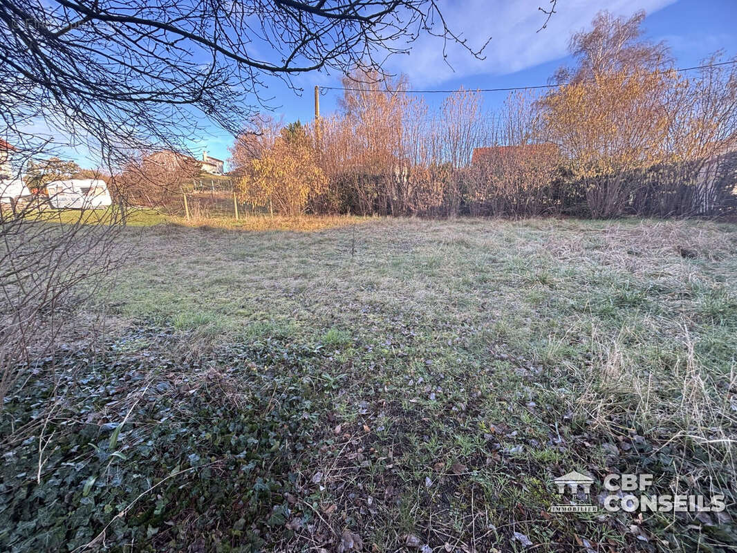 Terrain à PERIGNAT-SUR-ALLIER