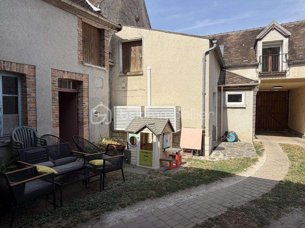 Maison ancienne rénovée composée de ses 4 chambres et de ses multiples dépendances ! - photo 12
