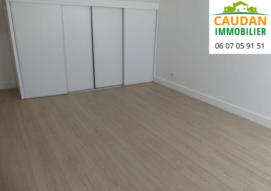 Exclusivité.

Maison en pierre comprenant au r.d.c. cuisine aménagée équipée ouverte sur séjour salon avec cheminée, wc. A l'étage, 3 chambres dont une avec rangement, salle d'eau récente.
Une cour à aménager à l'arrière de la maison.