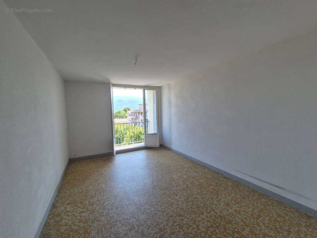 Achat Appartement T3 Grenoble – 3 Pièces Traversant Est-Ouest avec Balcon, Cave & Parking - photo 9