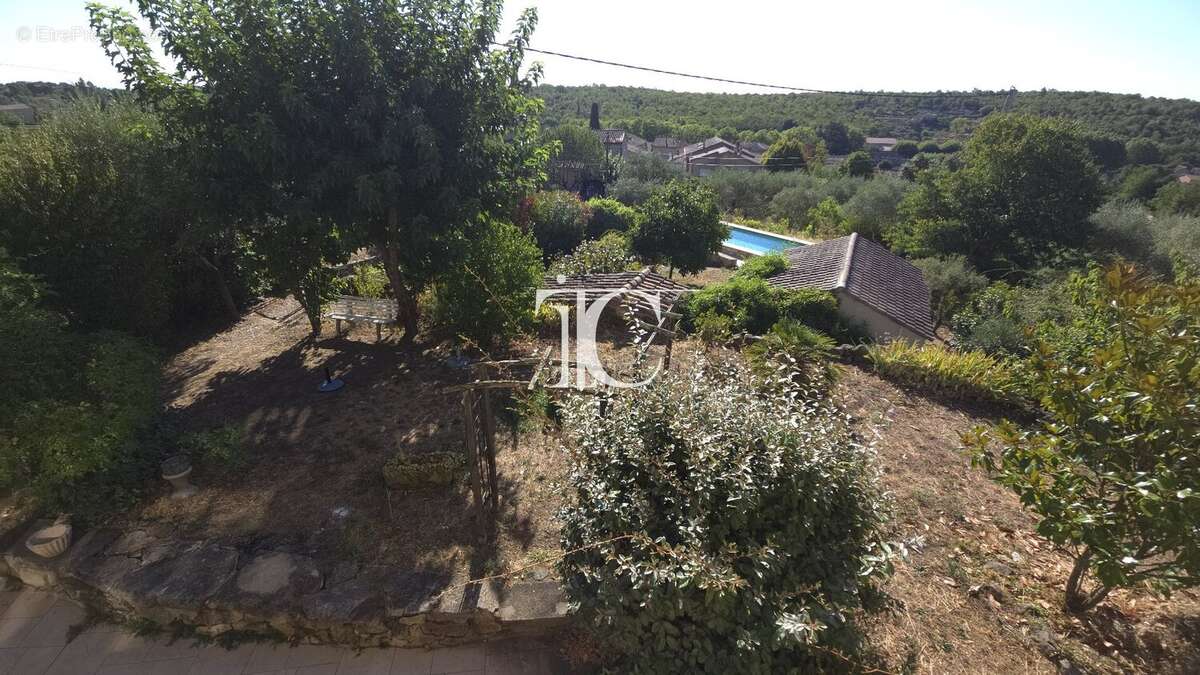 Authenticité, élégance et confort au cur du Sud Ardèche : une maison en pierre rare avec piscine où tout se fait à pied. - photo 11