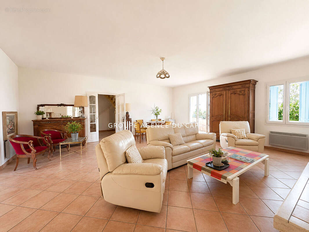 Villa de 165m2 avec piscine 2 garages abri voitures et proche des plages, aux Issambres - photo 6