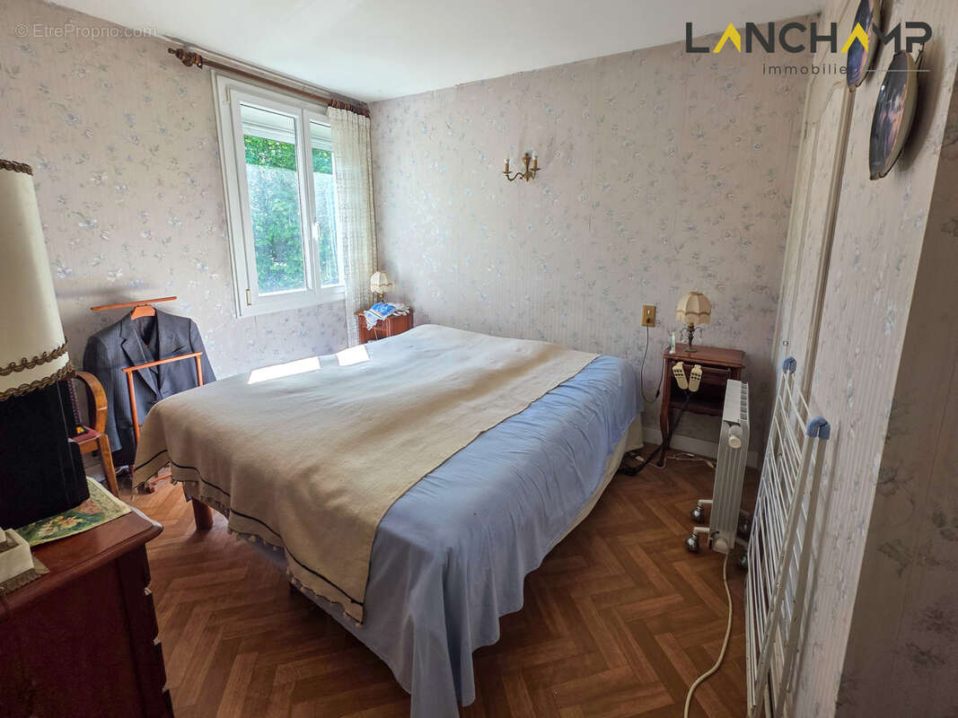 Vions   Maison individuelle à rénover avec 4 chambres sur un terrain arboré de 1 571 m2 - photo 4