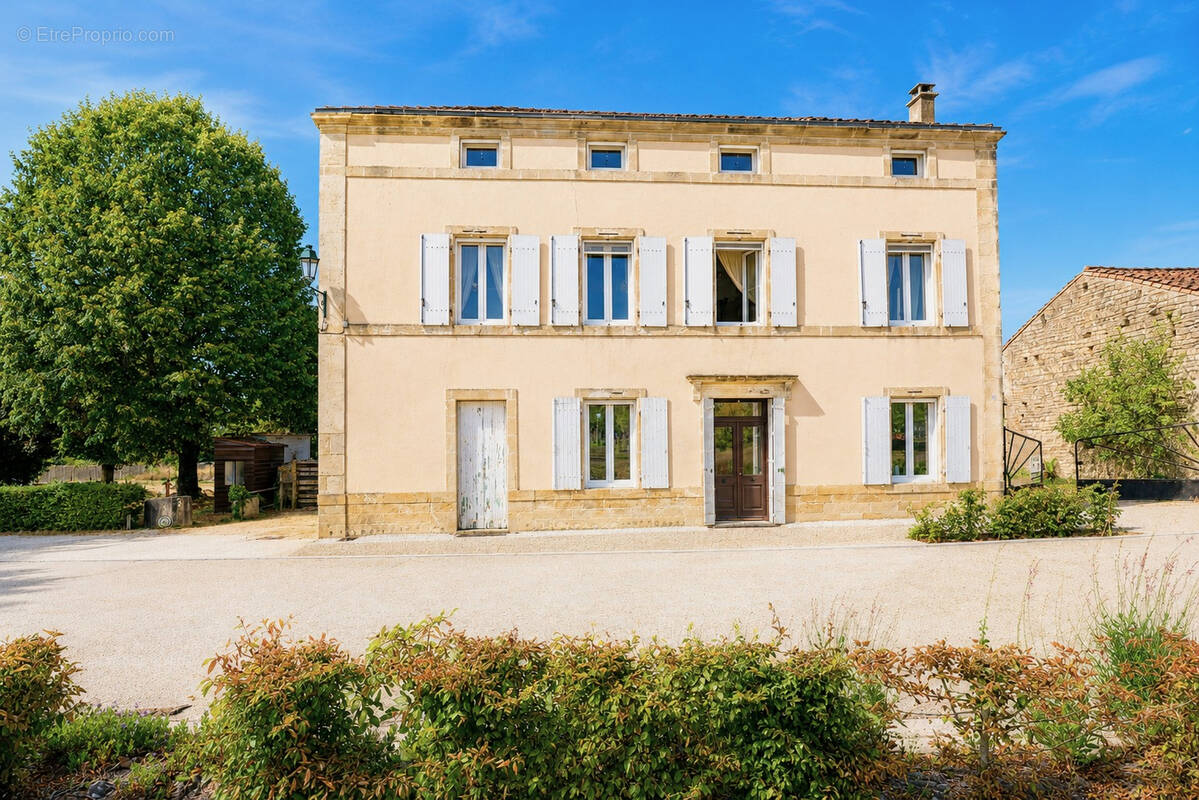 Maison à COURCOME