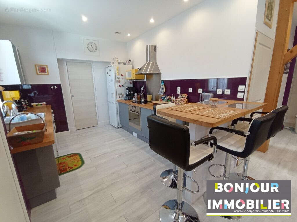 Appartement 70 m² à Saint-Laurent-Du-Pont  - photo 3