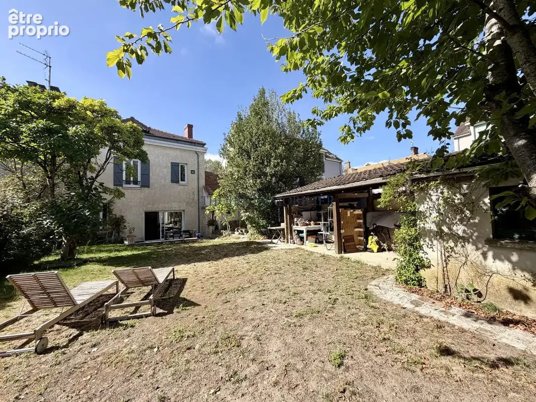 Thoiry centre village. Maison ancienne de 6 pièces sur 371 m2 de terrain. - photo 2