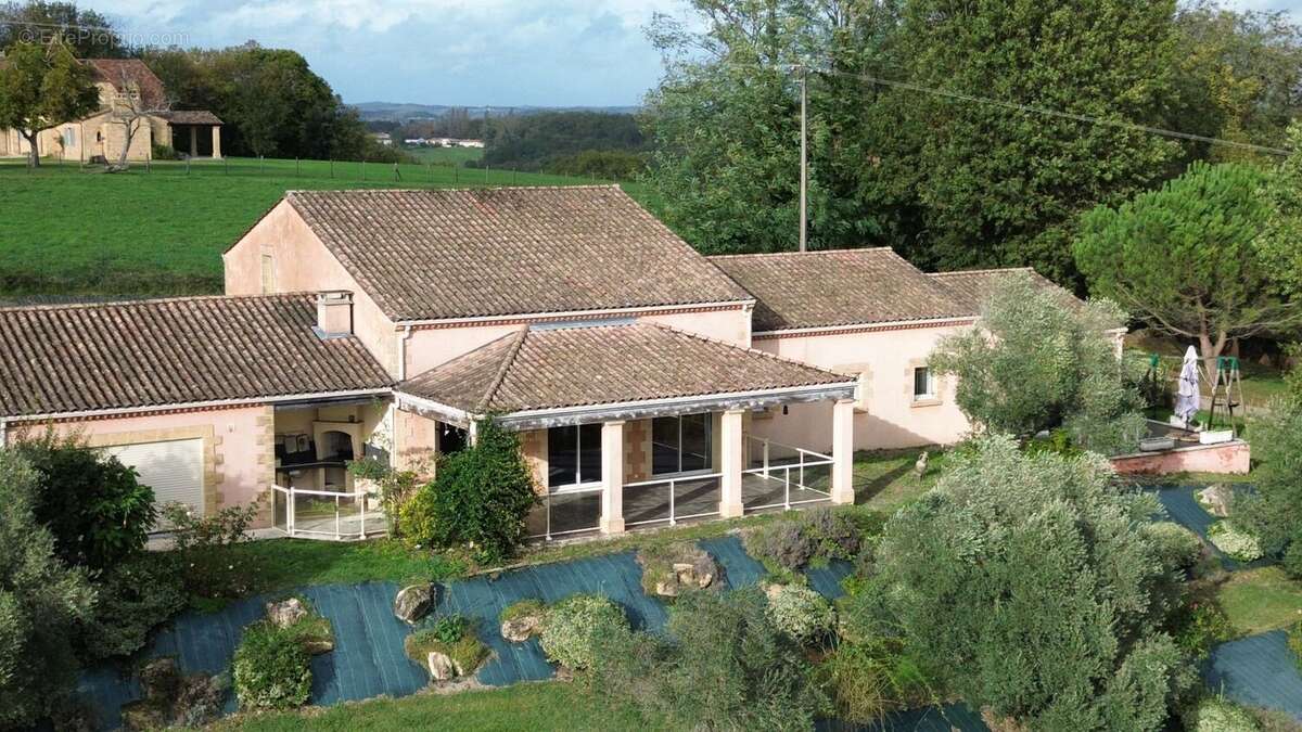 Demeure contemporaine, piscine intérieure, et terrain clos - photo 17