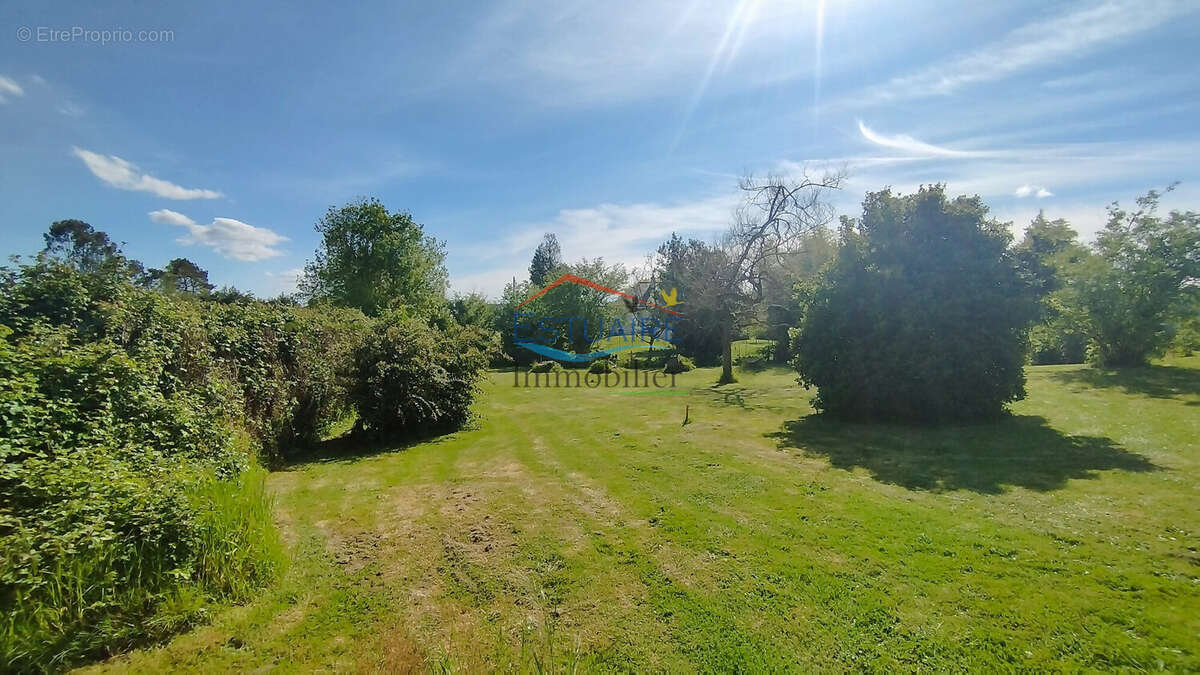 Terrain à SAINT-ETIENNE-DE-MONTLUC