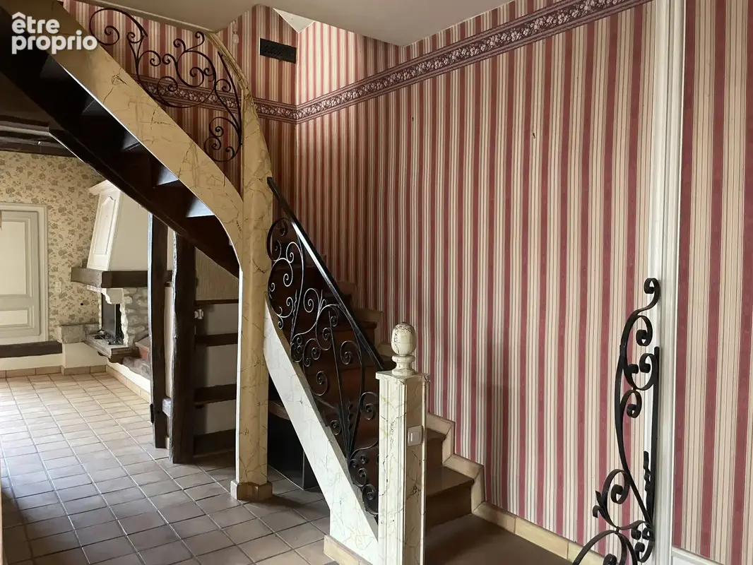 MAISON DE BOURG DE 160 M2 avec Cour et Garage. - photo 5