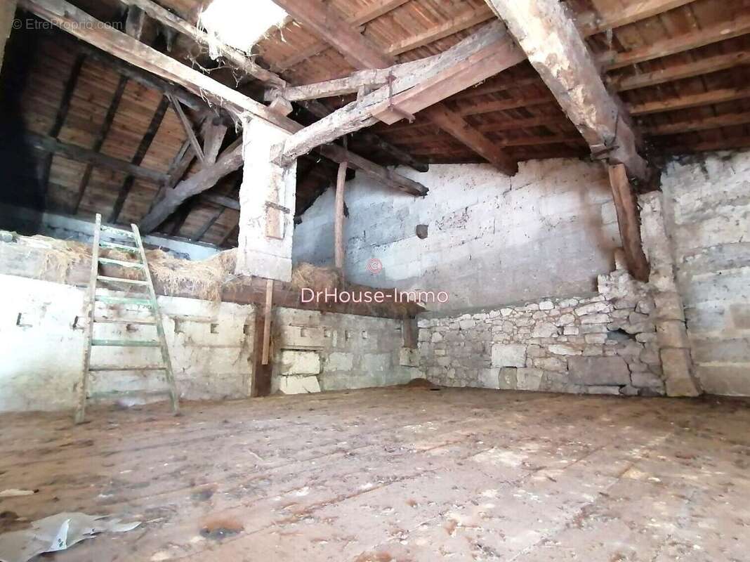 Maison à LES ARTIGUES-DE-LUSSAC