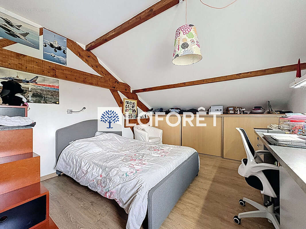 Maison coeur village de Tramoyes de 232,49m² et son terrain avec piscine de 942m² - photo 7