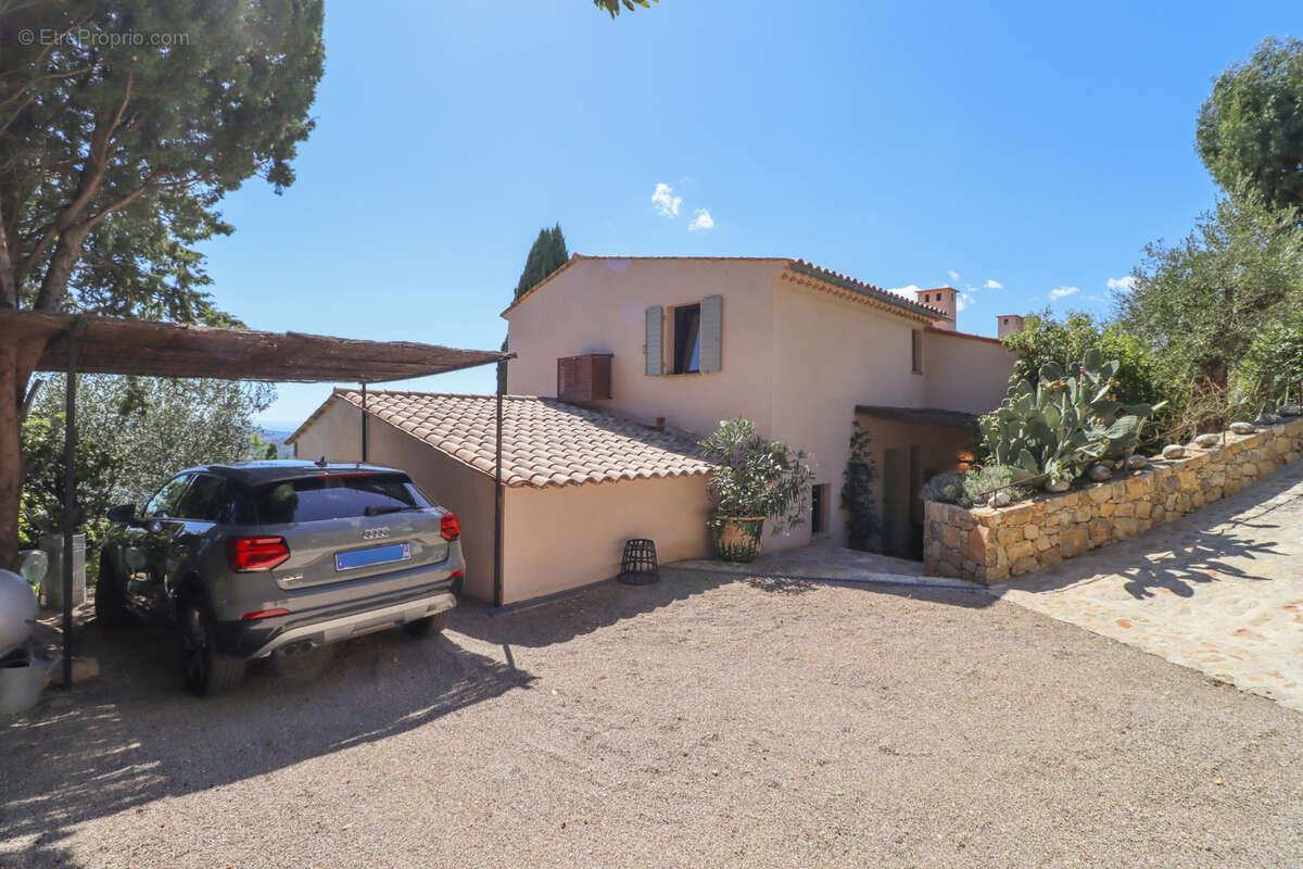 Maison à CHATEAUNEUF-GRASSE