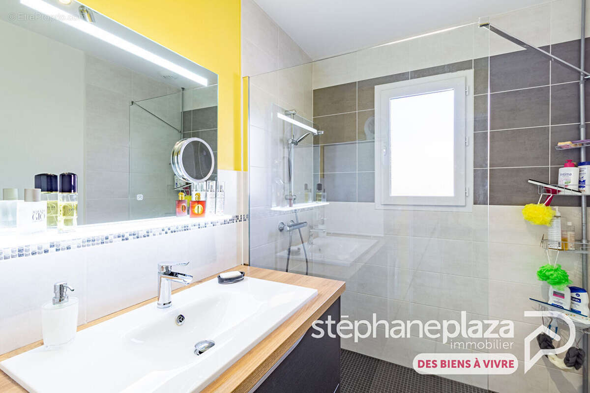 Maison plain-pied de 2018 - 93 m² habitables - 3 chambres - Garage - Terrain de 830m - photo 8