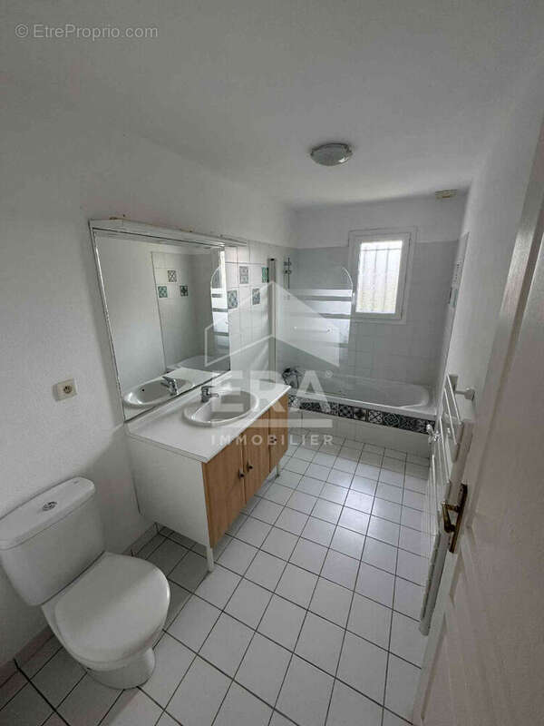 Maison à SAINT-MEDARD-DE-GUIZIERES