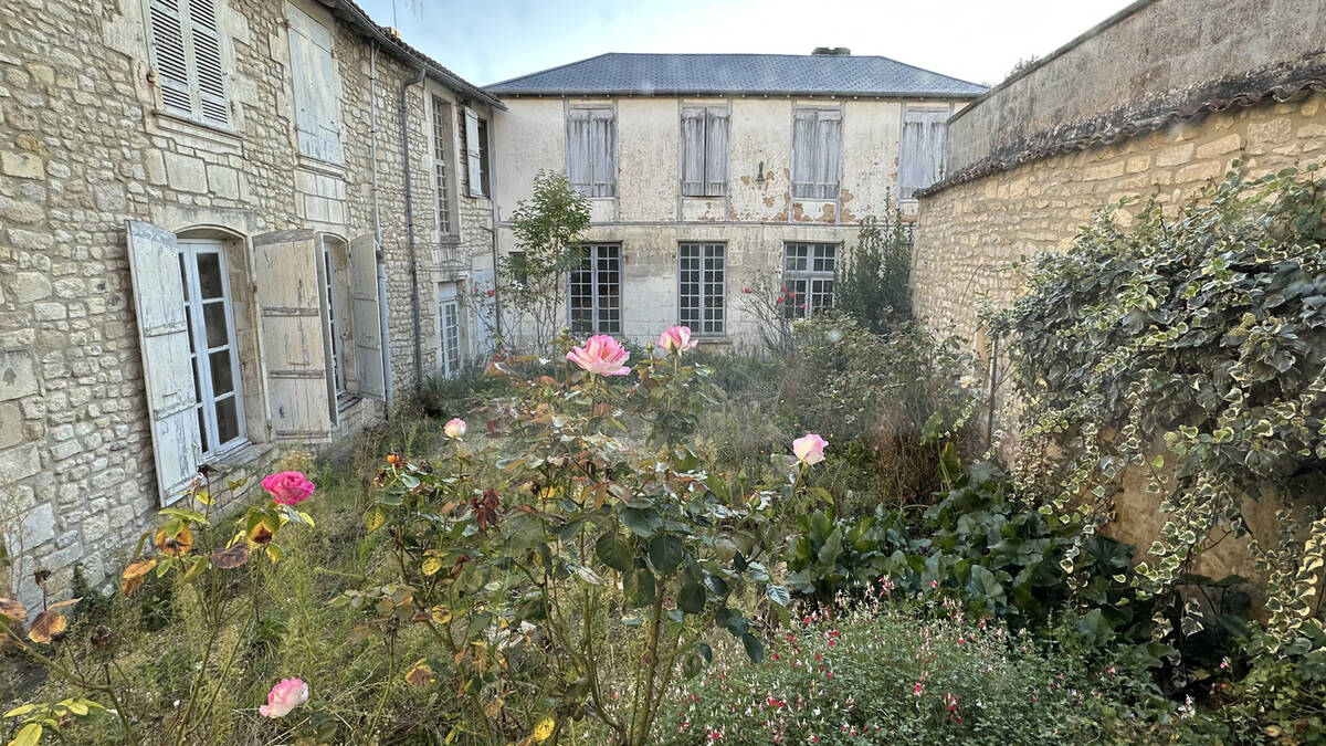 Maison à SAINT-JEAN-D'ANGELY