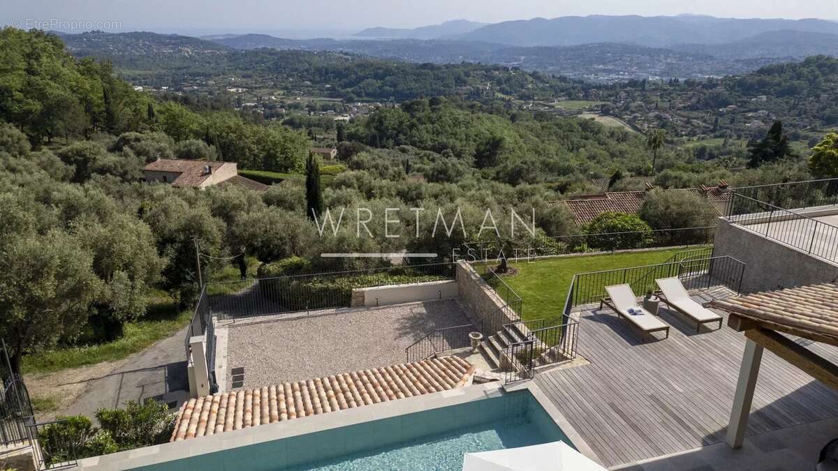 Maison à CHATEAUNEUF-GRASSE