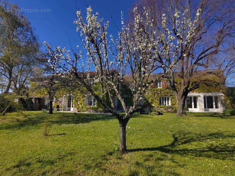 CHATEAUBERNARD A Vendre Maison 8 Pièces avec Studio 2 Pièces - photo 32