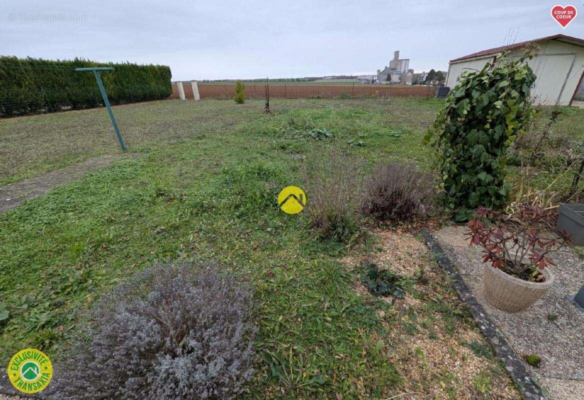 Maison à MOULINS-SUR-YEVRE