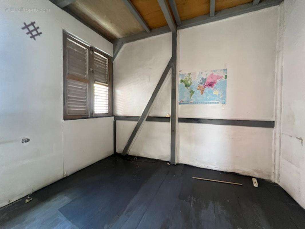 Immeuble a vendre a fort de france : local + t2 - photo 4