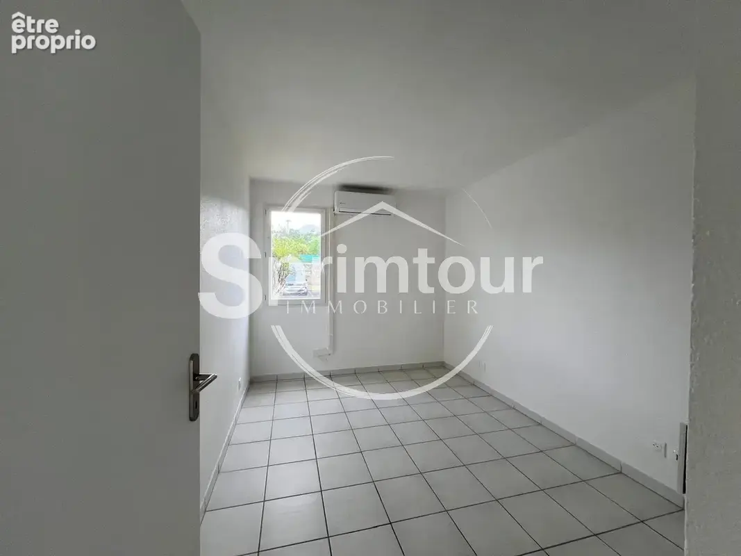 SAINT-CLAUDE - Appartement T3 rénové avec terrasse dans une résidence sécurisée avec piscine - photo 9