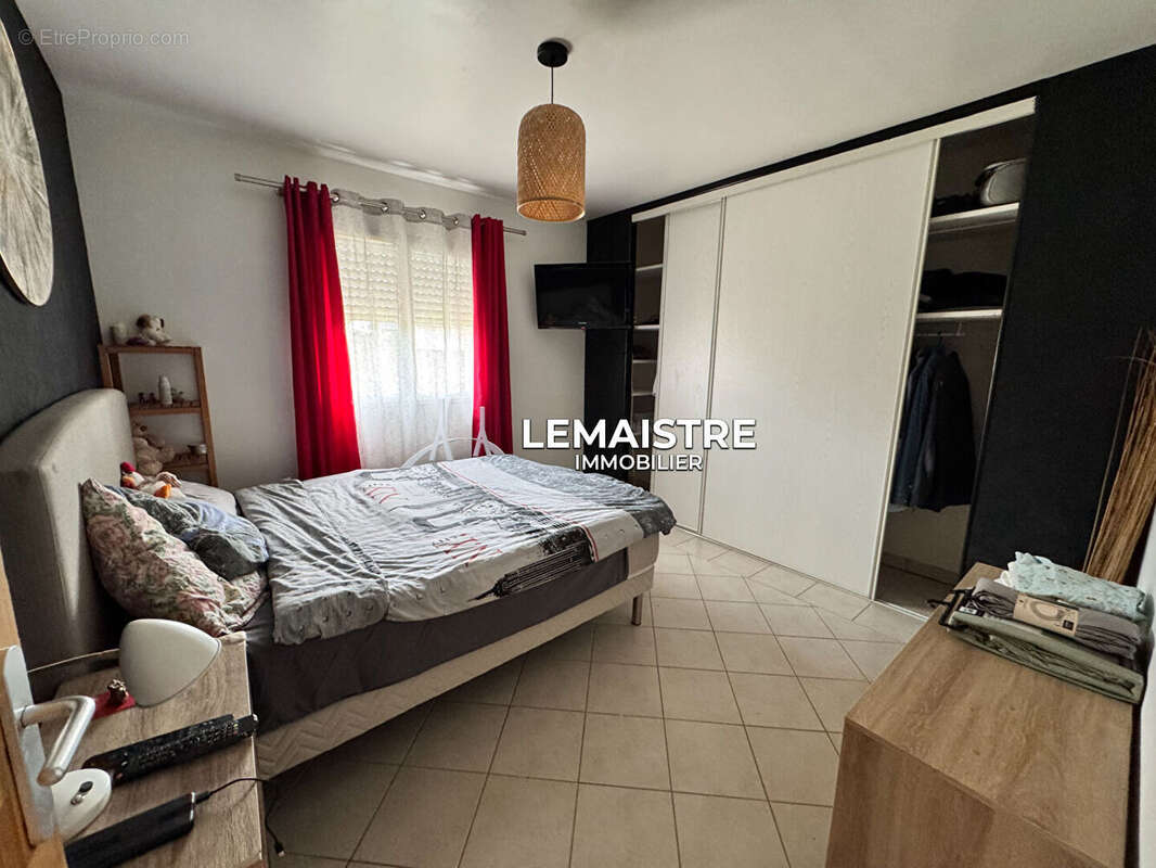 PROCHE GODERVILLE - Maison familiale 157 m² - Plain-pied - 4 garages - Terrain 2 000 m² - photo 8