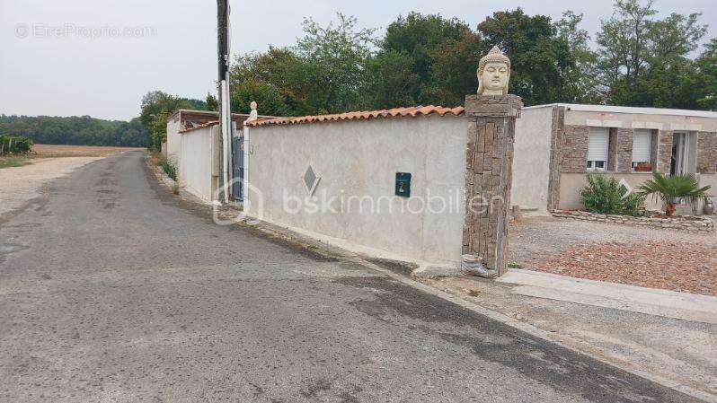  COUP DE CŒUR ! Maison récente de 136 m² avec terrain clos de 722 m² – Fort potentiel – Gibourne (17) - photo 2