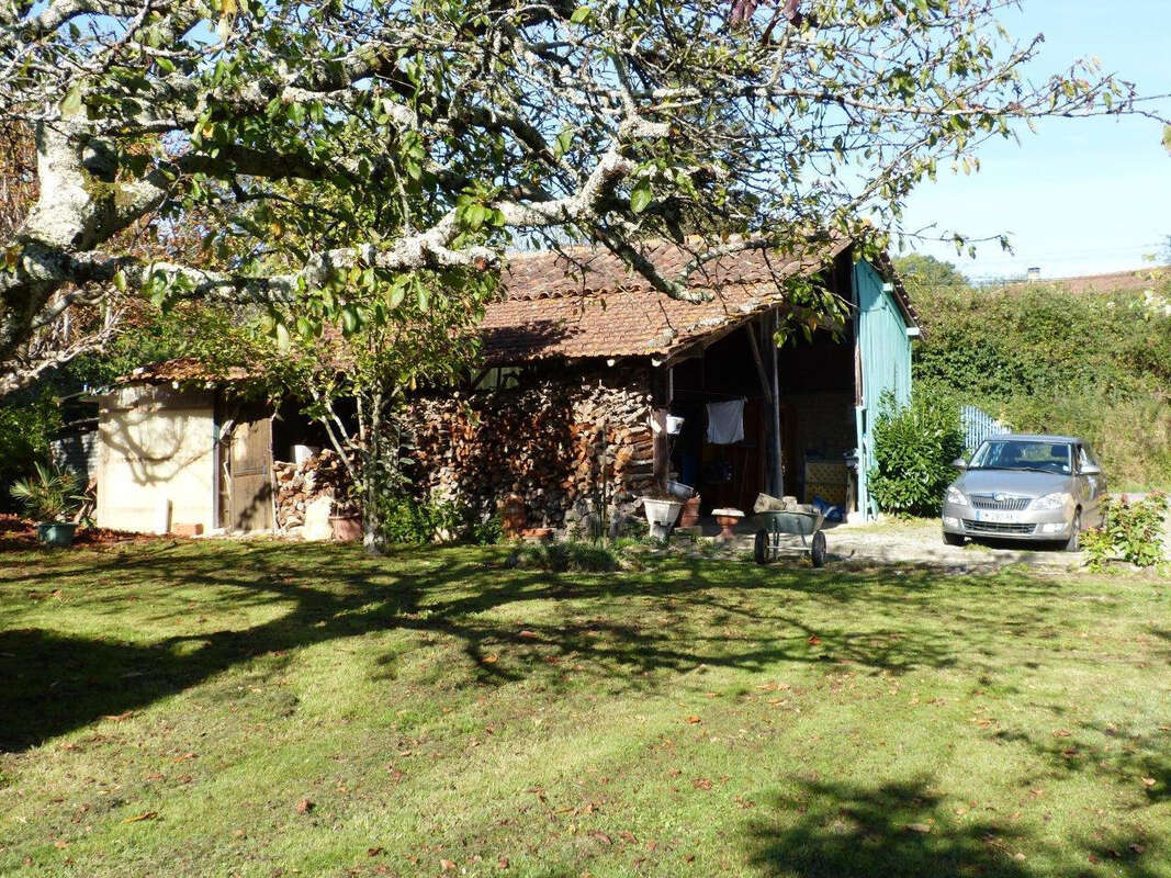 À vendre, proche de Castelnau Magnoac (Hautes Pyrénées): Ferme gasconne des années 1750 avec 3 chambres ; granges avec atelier,  - photo 19