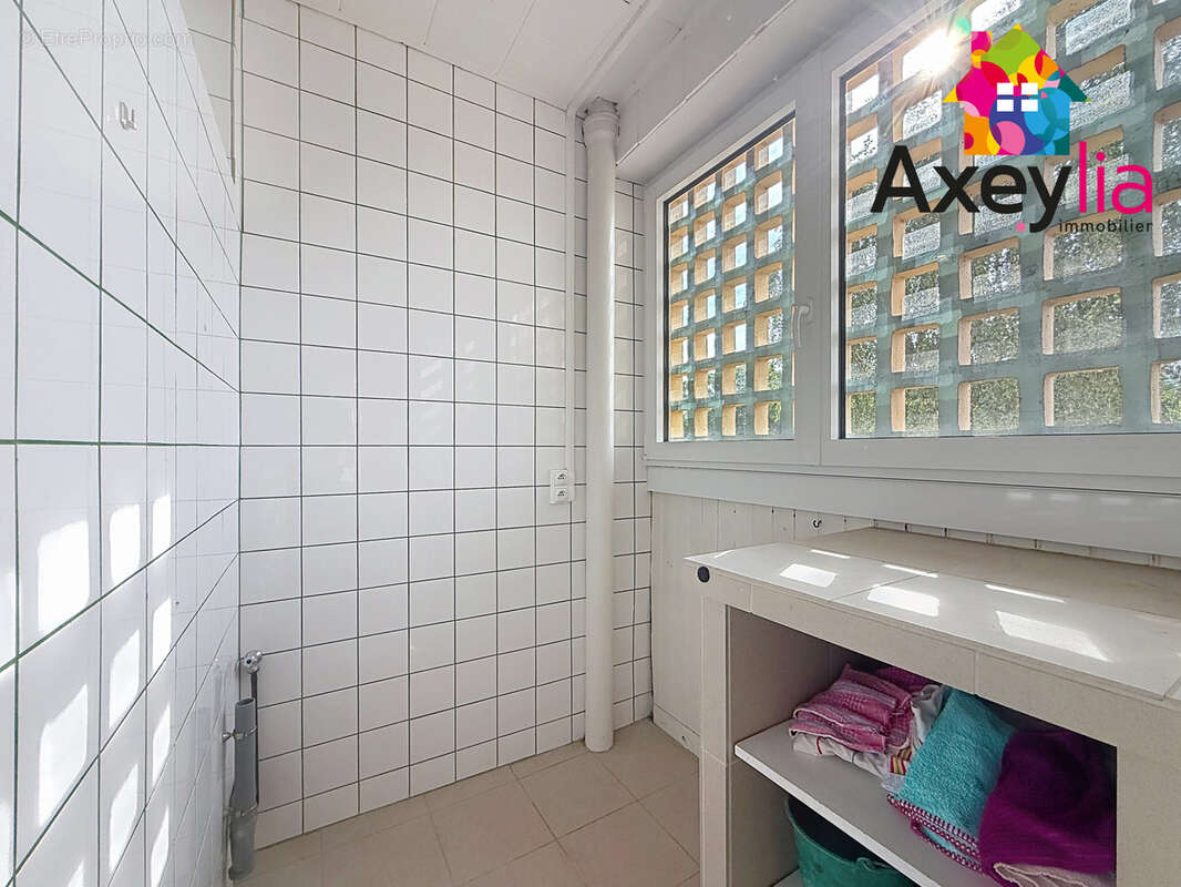 A vendre - roanne proche centre ville - appartement t3 avec balcon, cave et stationnements - photo 5