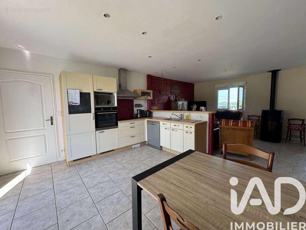 Maison 242 m² à Pruille-L'eguille  - photo 3