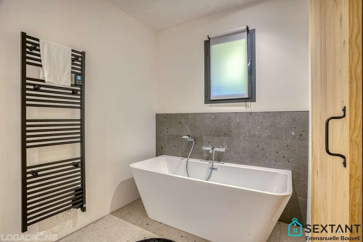 A 15 min de Bergerac, superbe propriété en pierre rénovée sur plus de 3 HA, 4 habitations, grange, superbe espace piscine - photo 18