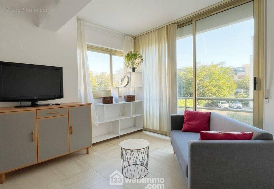Séjour lumineux avec belle ouverture sur l?extérieur offrant une agréable sensation d?espace - Appartement à SAINTE-MAXIME