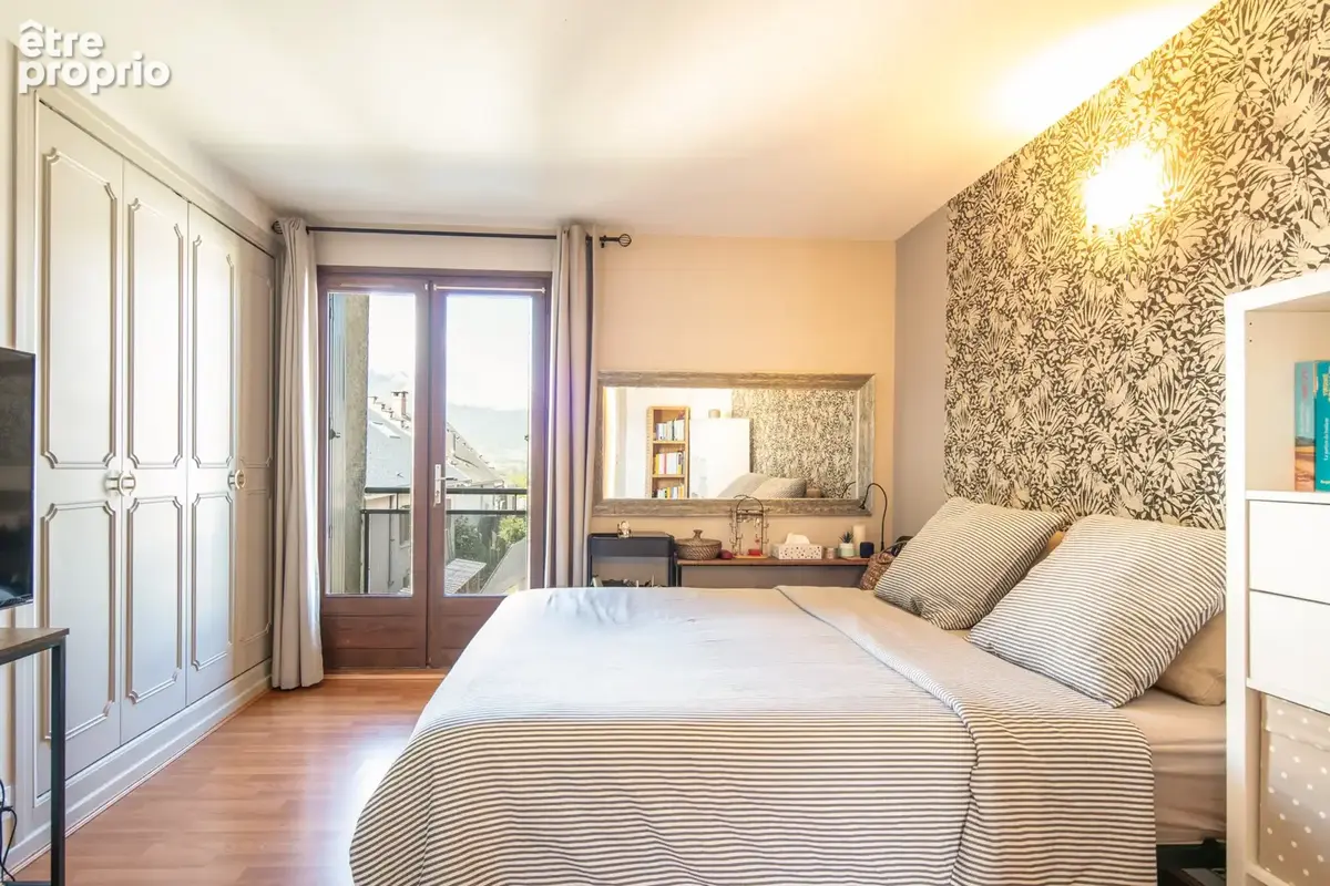 Joli t4 duplex avec jardin, terrasse, cave, garage et cour au cœur du village de francin ! - photo 6
