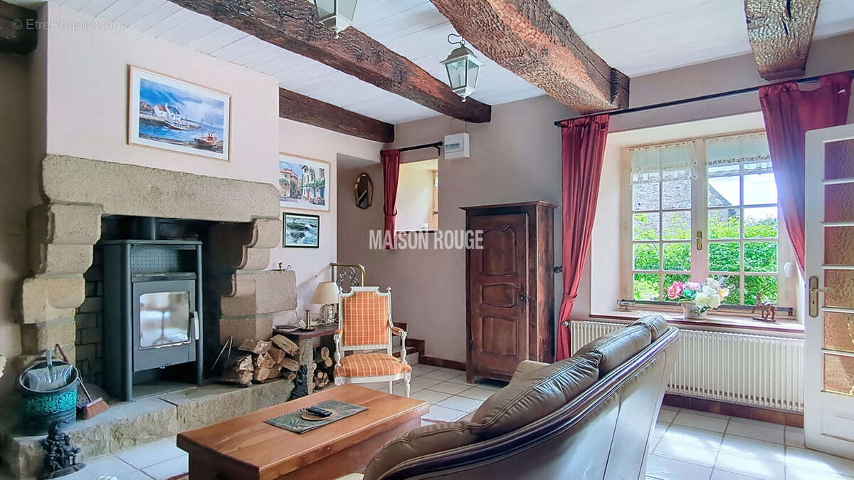 Maison à LA ROCHE-DERRIEN