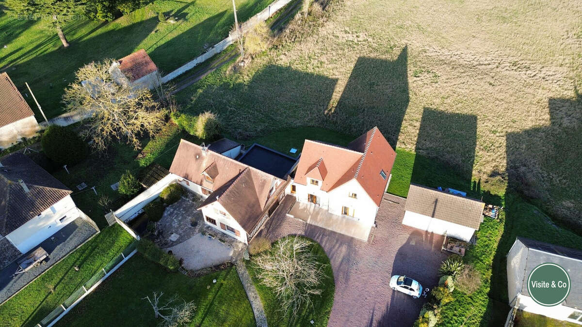 Maison à BREVILLE-LES-MONTS