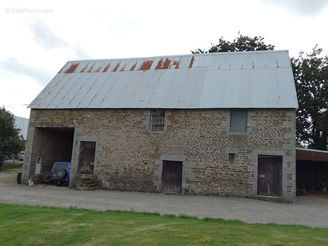 Maison à SAINT-QUENTIN-LES-CHARDONNETS