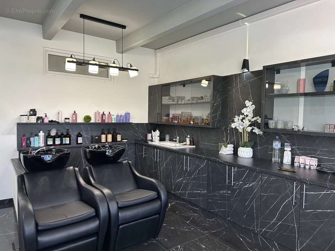 Commerce à LA GAUDE