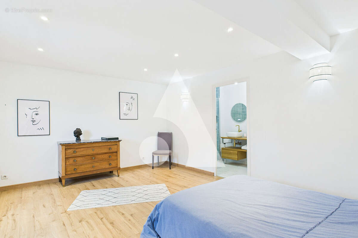 Demeure bourgeoise de 330m² habitables - photo 10