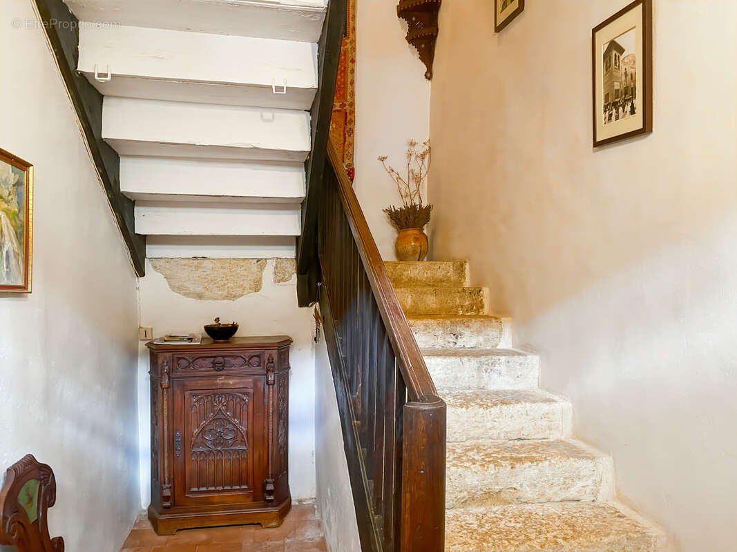 À Vendre – Maison de village en pierre (6 pièces) de 227 m² à Bazian (Gers) avec cour et jardinet - photo 10