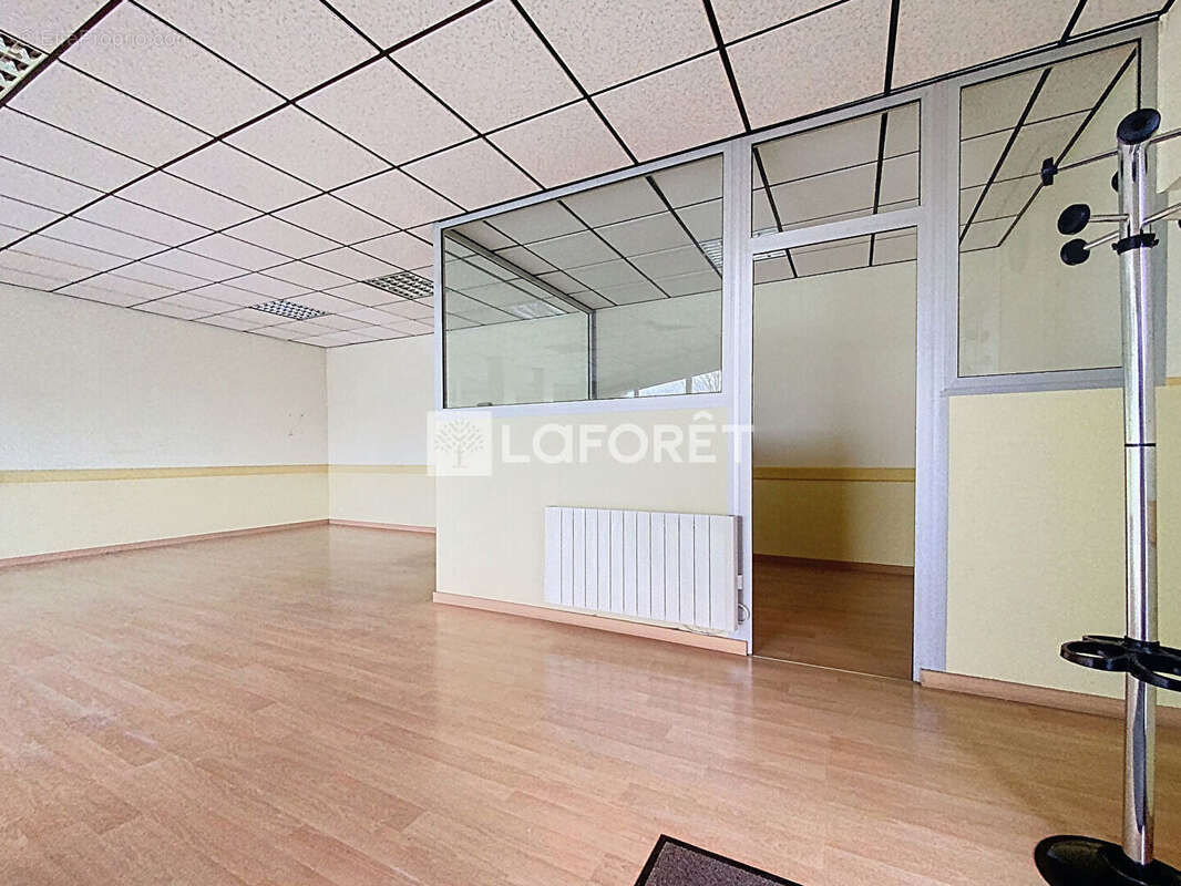 Commerce à MONTFAUCON-MONTIGNE