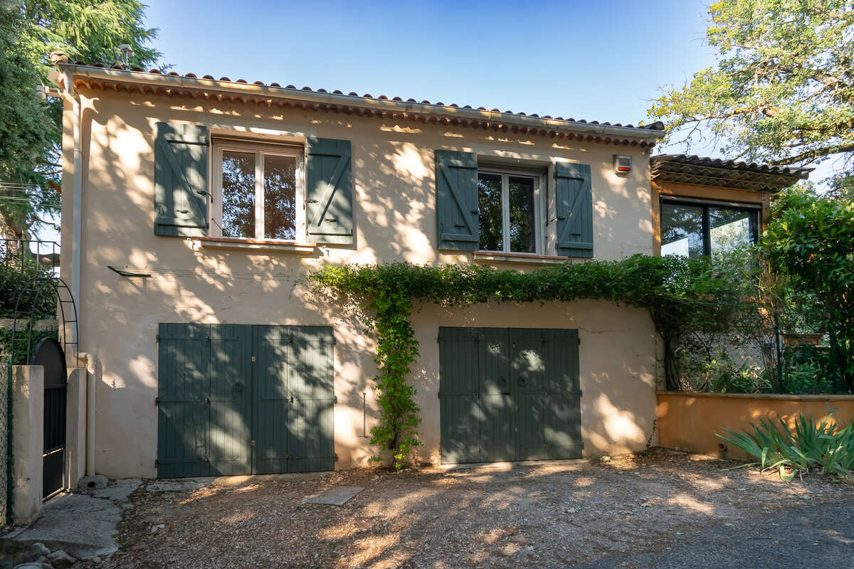 Maison individuelle avec véranda, garages et vidéosurveillance - photo 2