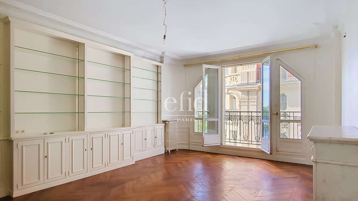 Appartement à PARIS-16E