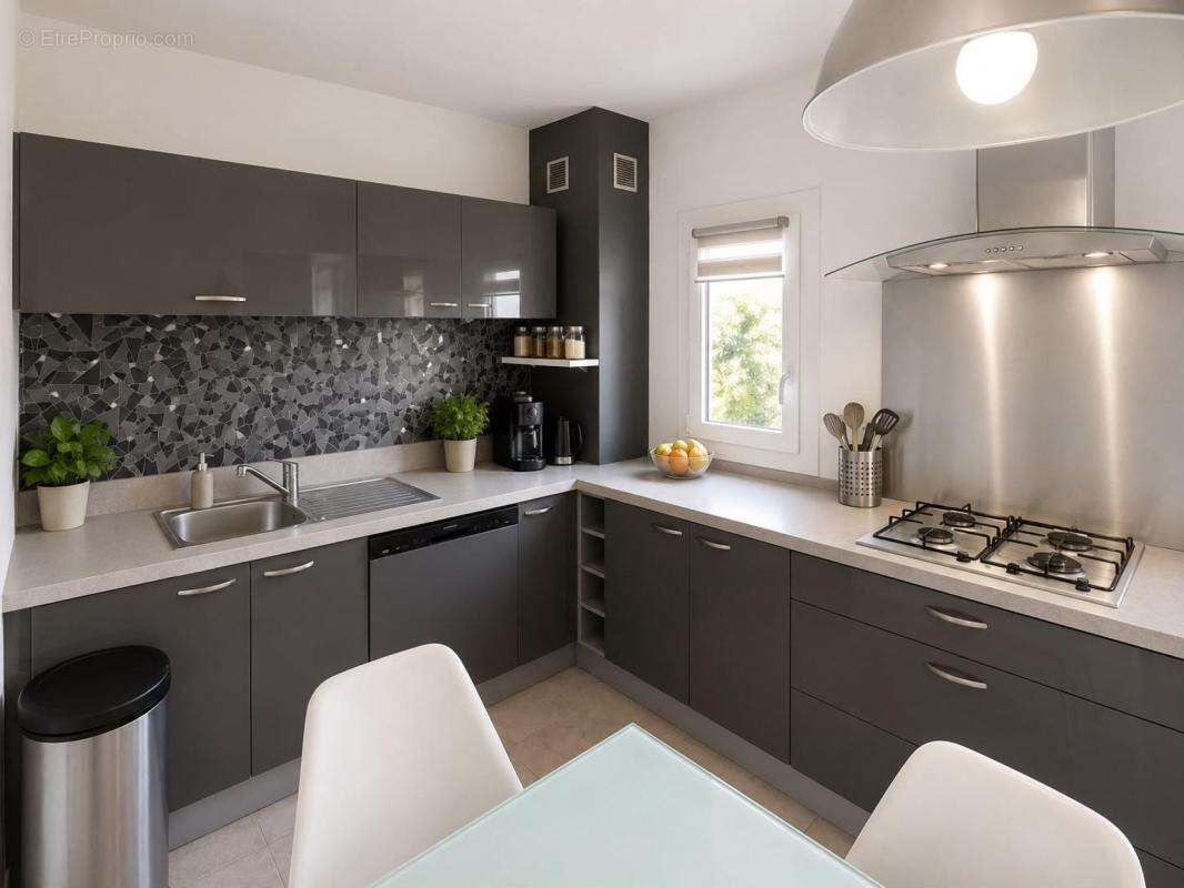 À vendre : t4 rénové de 67 m² avec parking et cave - cogolin centre-ville - photo 2