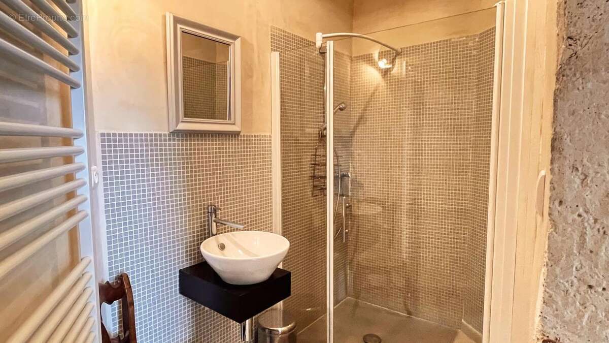 Maison à SAINT-MARTIN-DE-BEAUVILLE