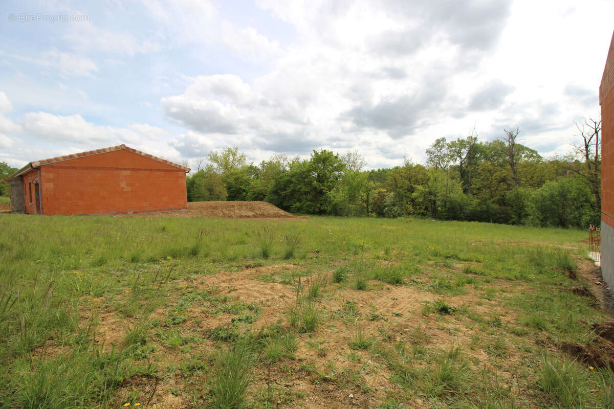 Terrain à AURIAC-SUR-VENDINELLE