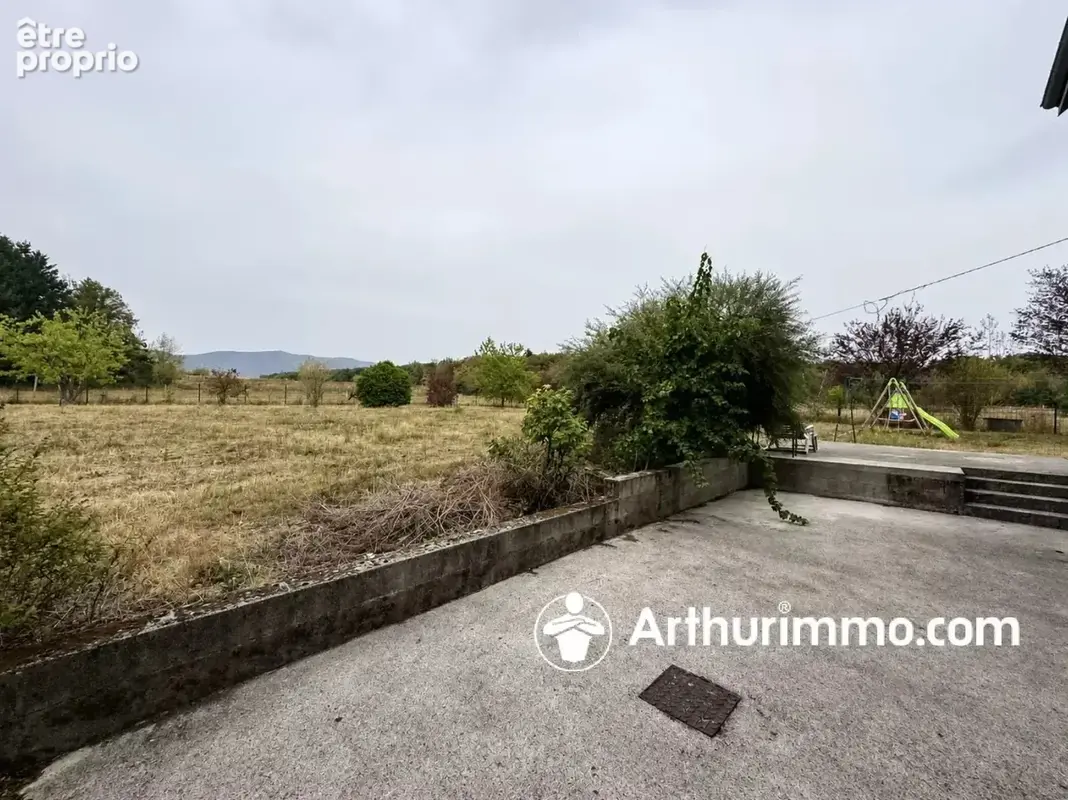 Maison jumelée sur 11 ares avec 2 terrasses et cave - photo 2