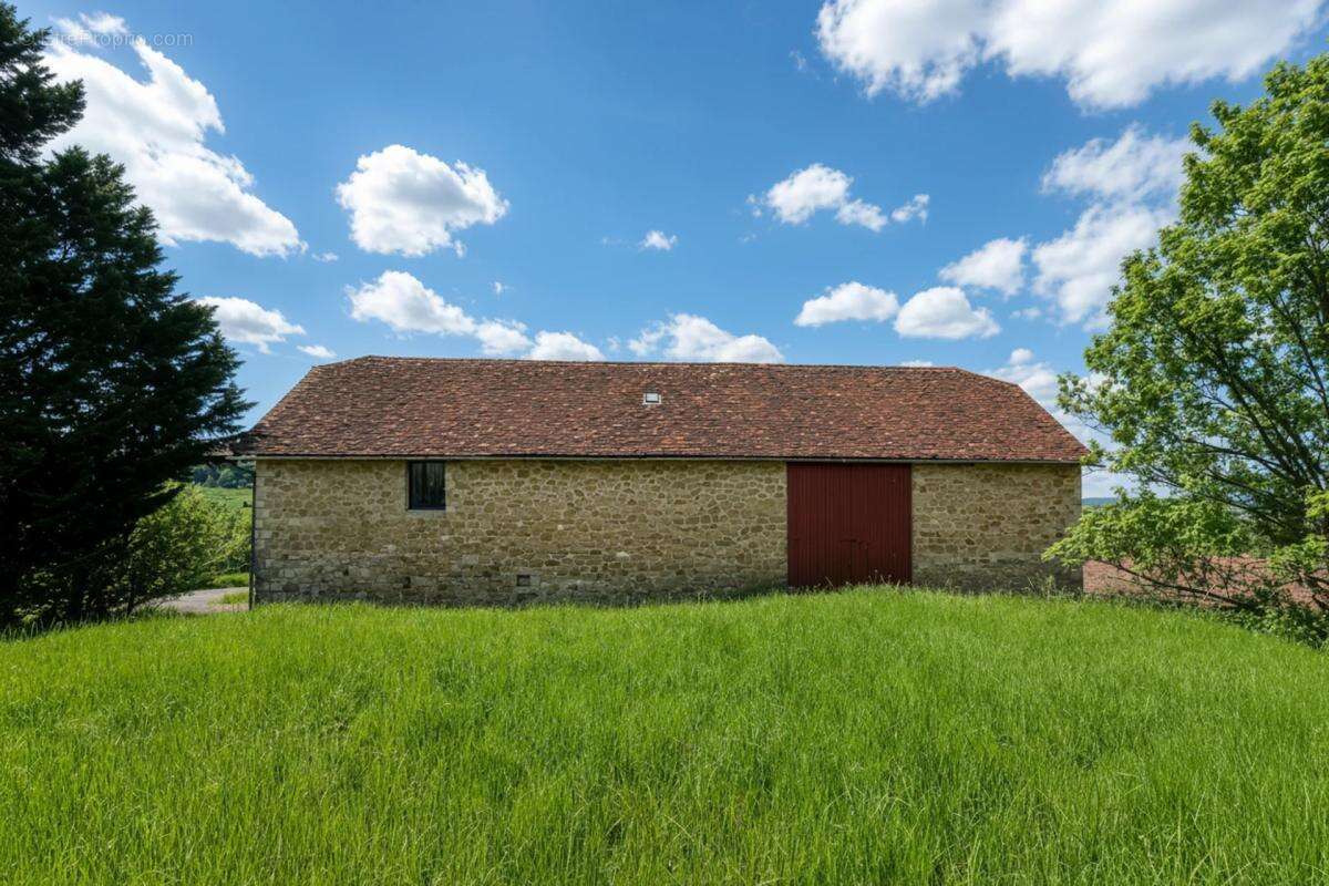 Maison en pierre avec étang et vastes dépendances - photo 16