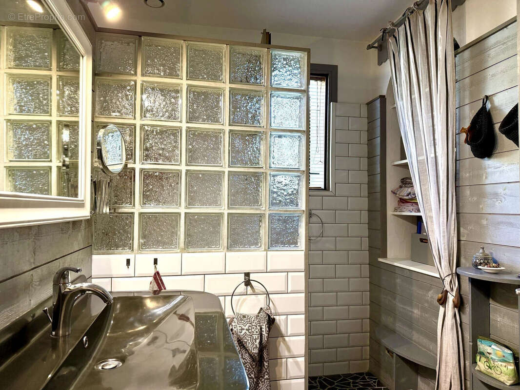 Dickjan POPPEMA d'eXp France vous propose une belle maison avec piscine, 3 chambres et un petite terrain sans vis-à-vis - Maison à PIERREVERT